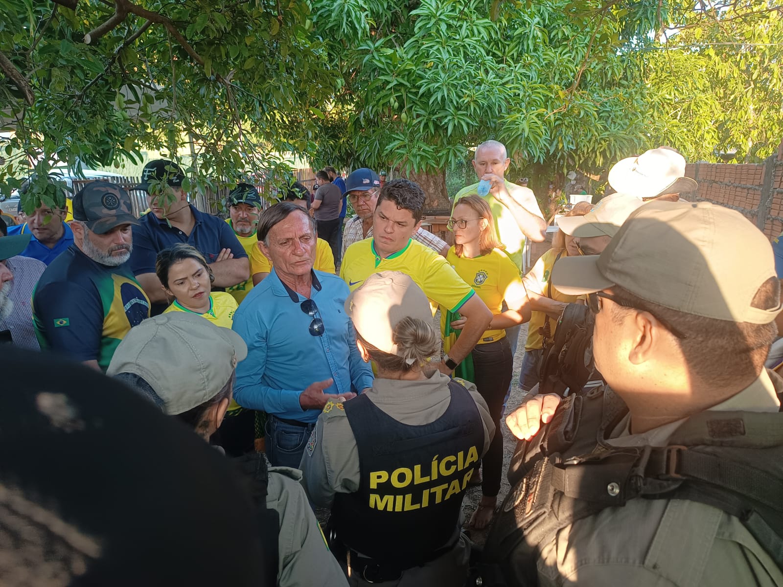 Sósia de Bolsonaro conversa com PMs em manifestação na frente do 4º BIS em Rio Branco 